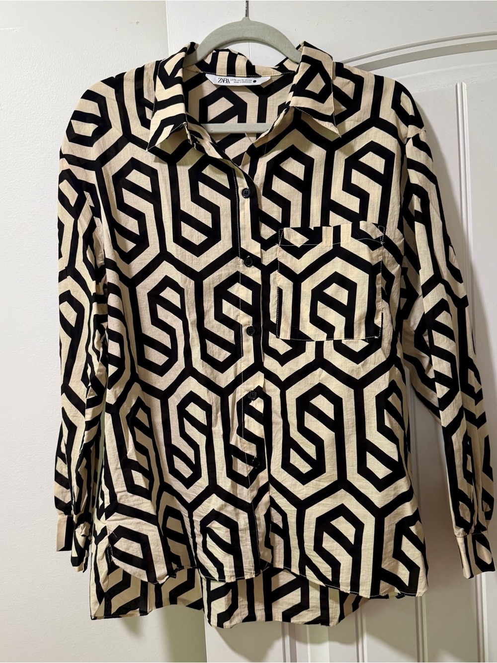 Zara Women’s Black and Cream Geometric Button-Down Shirt XL VGUC